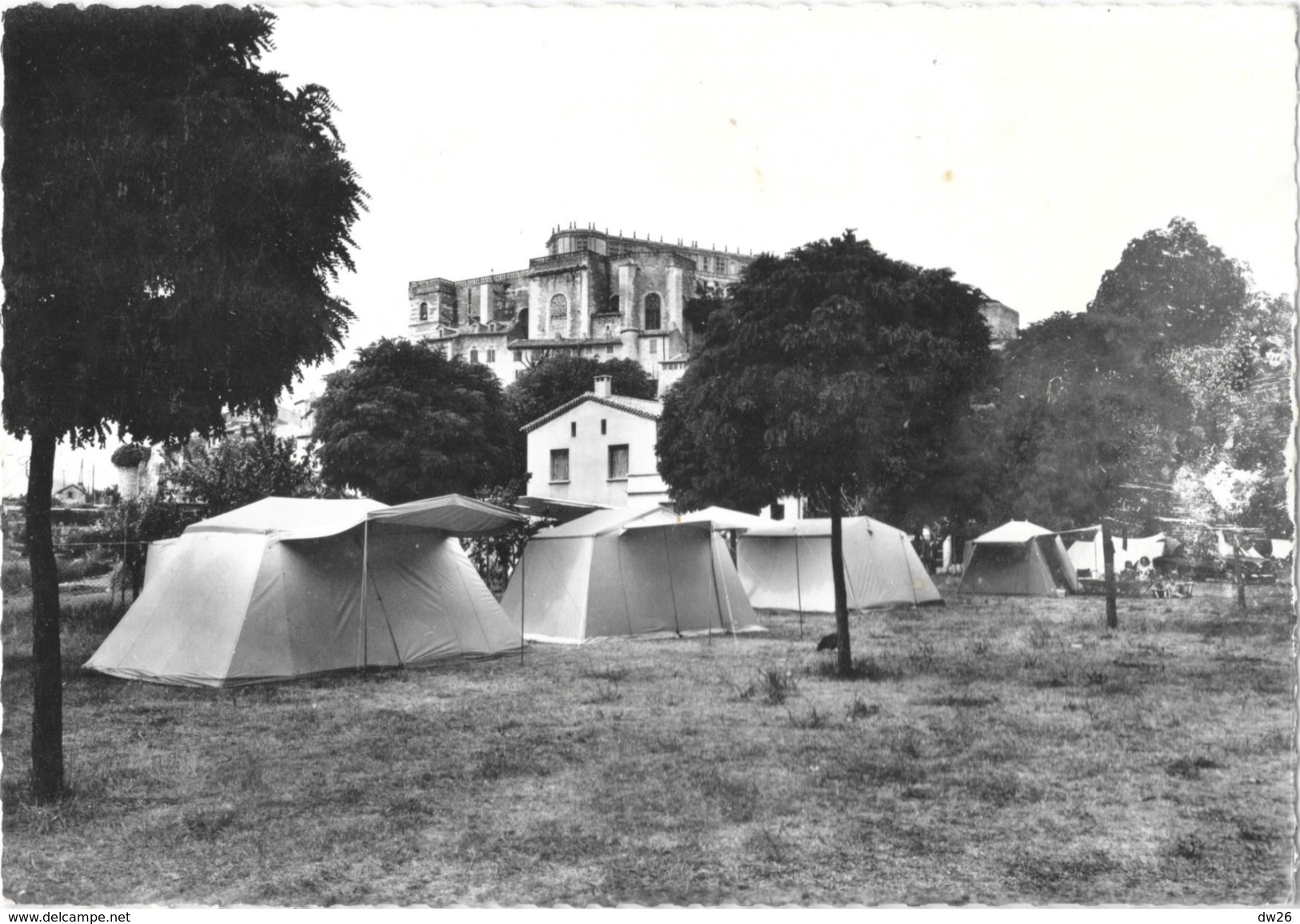 Grignan (Drôme) - Le Camping Et Le Château De Madame De Sévigné - Edition J. Cellard - Carte Non Circulée - Grignan