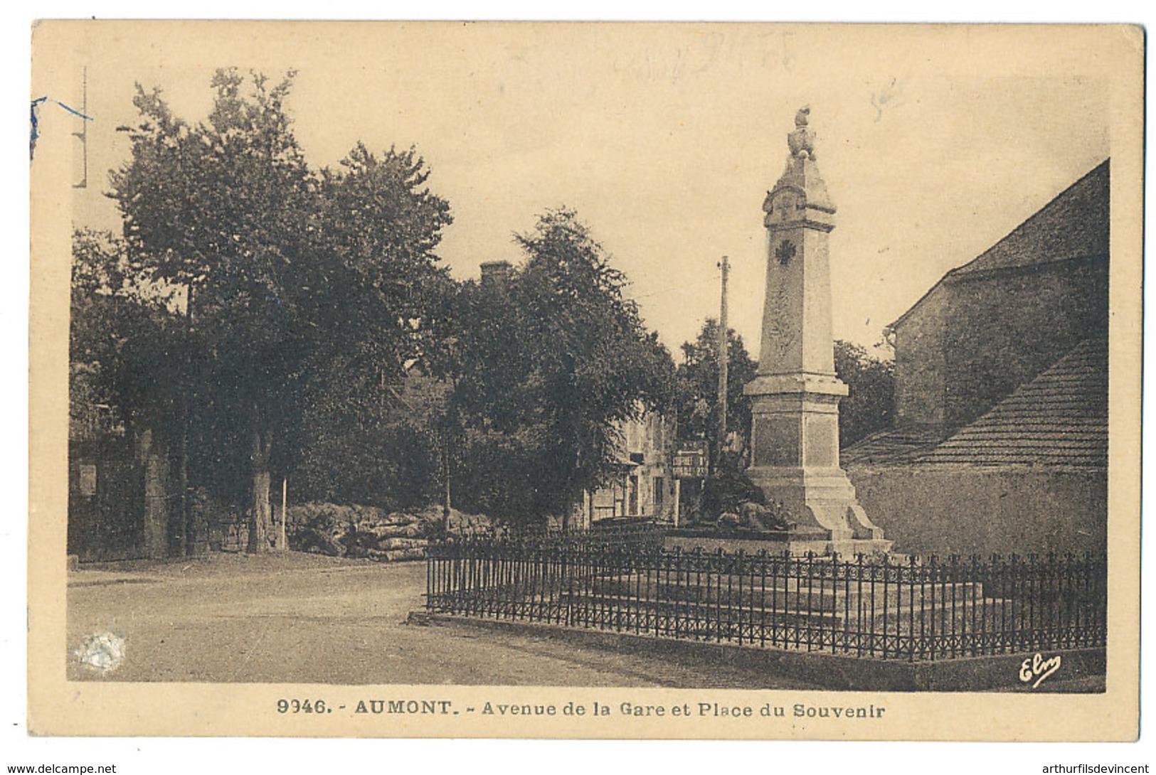 AUMONT AUBRAC  AVENUE DE LA GARE -LE MONUMENT - Aumont Aubrac