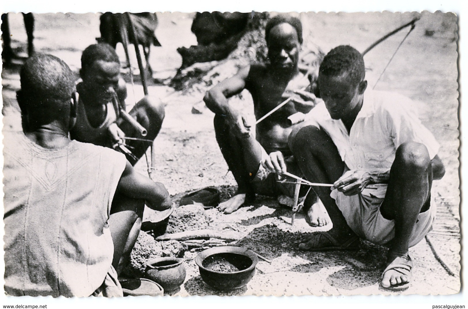 CARTE PHOTO HAUTE VOLTA - ENVIRONS DE BOBO-DIOULASSO - EMPOISONNEMENT DES FLECHES - Burkina Faso