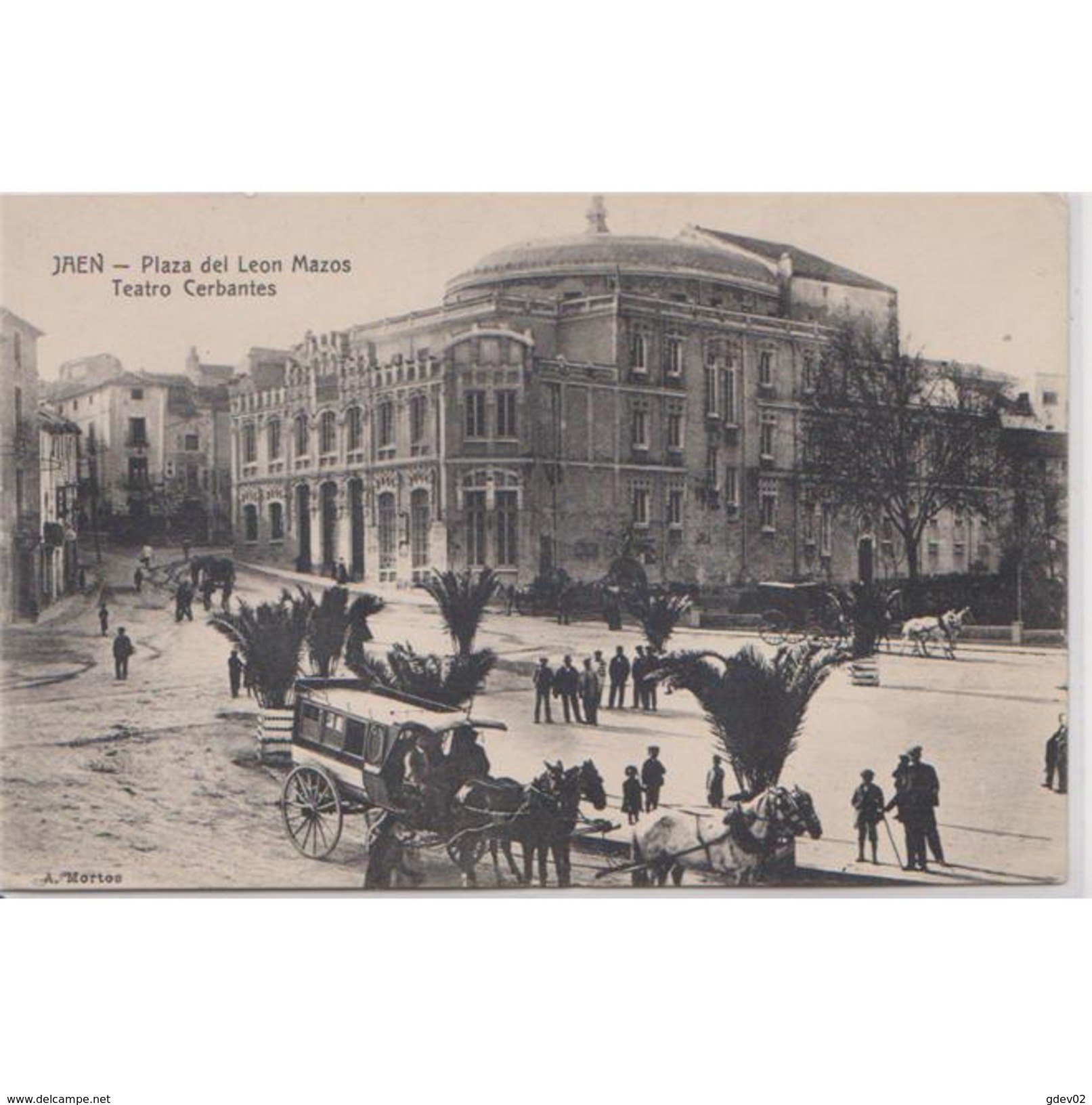 JNTP7764I-LFTMD12416.Tarjeta Postal De JAEN.Edificios,coches De Caballos.PLAZA DE LEON MAZOS Y TEATRO CERVANTE  En JAEN - Jaén