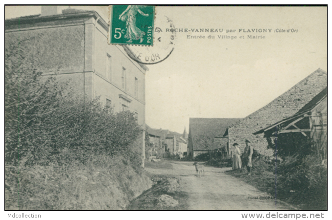 21 LA ROCHE VANNEAU / Entrée Du Village Et Mairie / - Autres & Non Classés