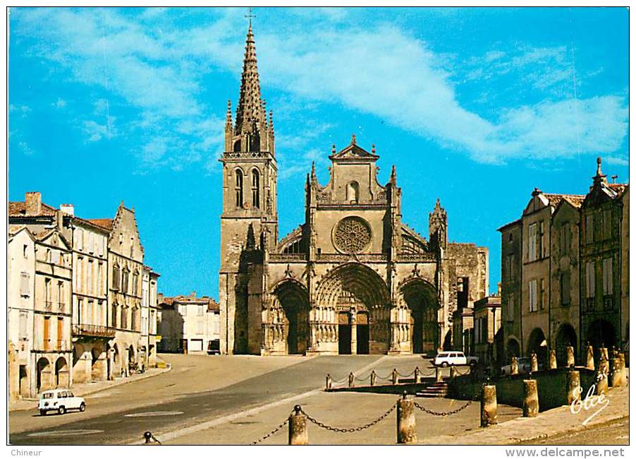 BAZAS LA PLACE ET LA CATHEDRALE - Bazas