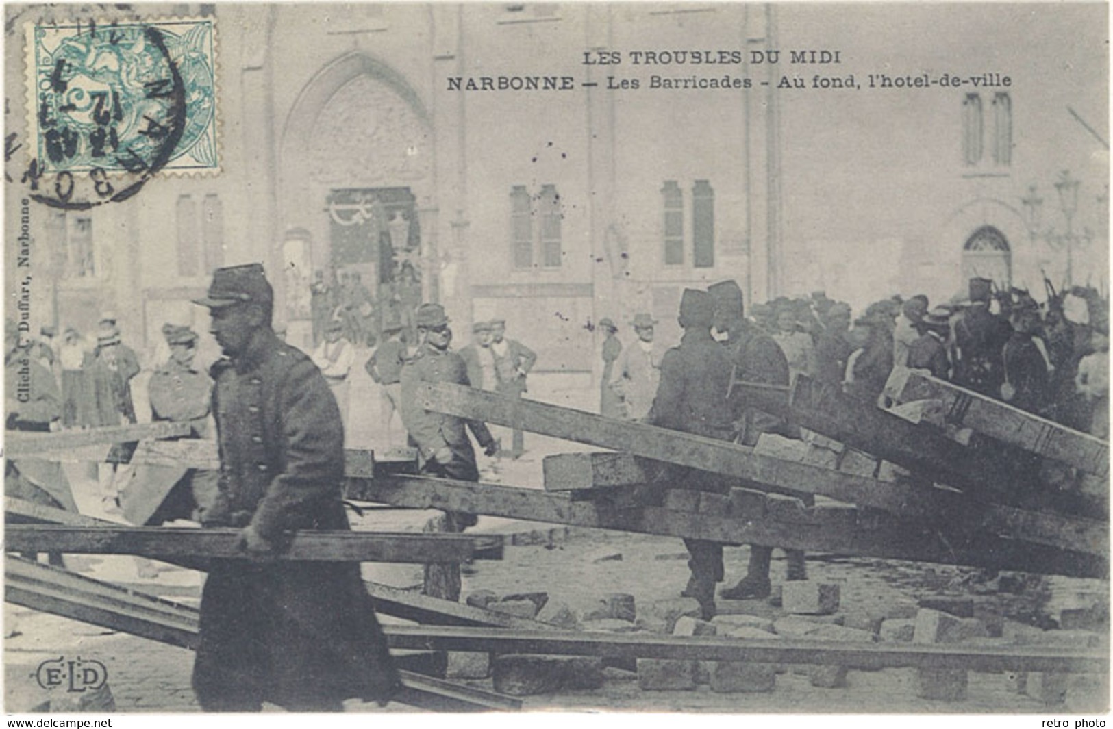 Cpa 11 &ndash; Narbonne &ndash; Les Barricades ( Les Troubles Du Midi ) - Au Fond, L'Hôtel De Ville ( Eld ) - Narbonne