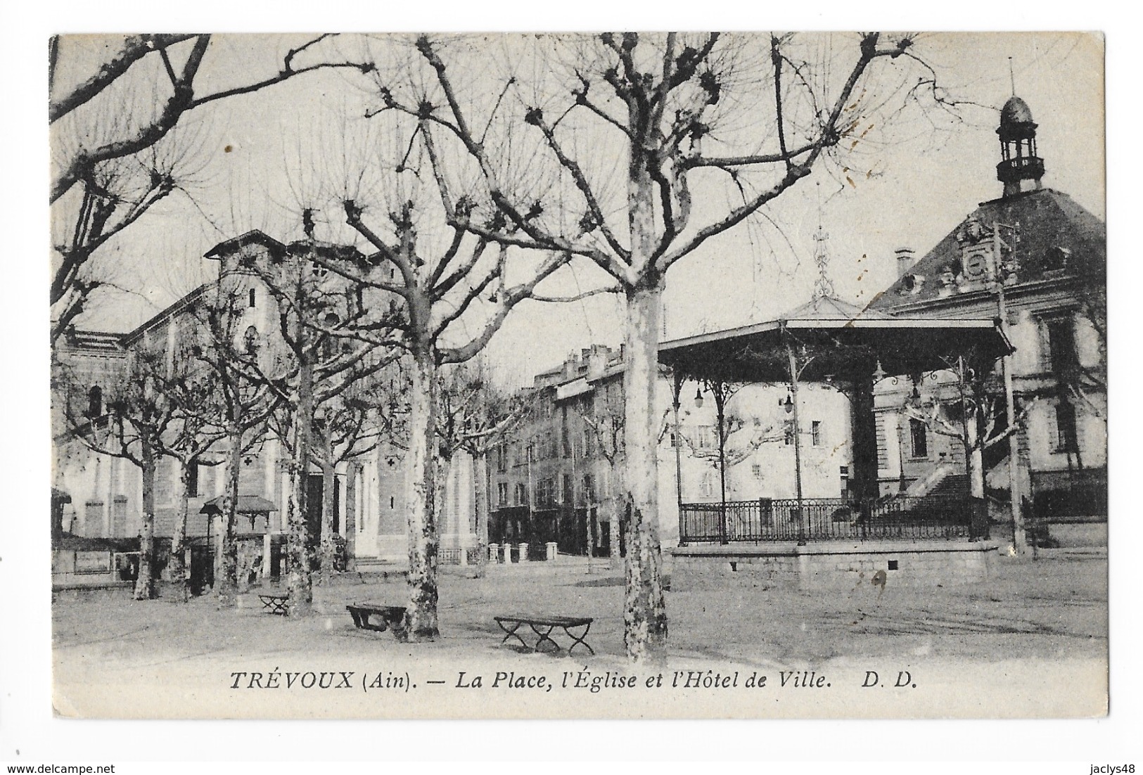 TREVOUX  (cpa 01)  La Place, L'église Et L'hôtel De Ville -   - L 1 - Trévoux