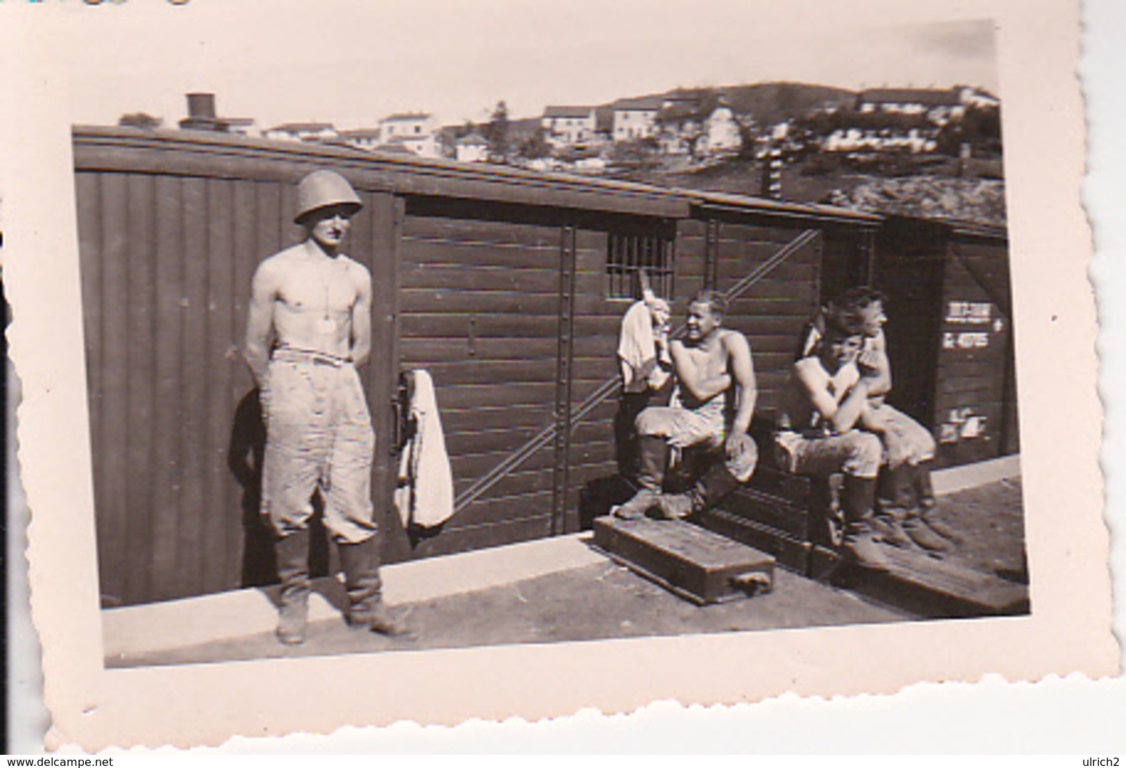 Foto Italienische (oder Rumänische) Soldaten Vor Bahnwaggon - 2. WK -  6*4cm (26906) - Guerra, Militari