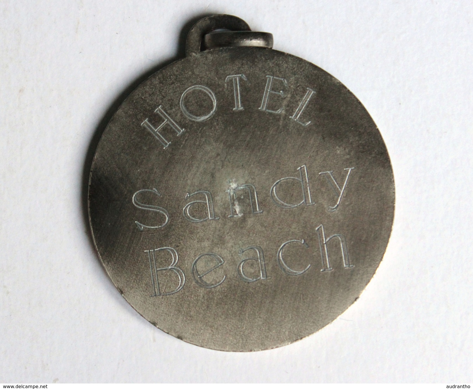 Médaille Porte Clefs ? Hôtel Sandy Beach Grèce VICTORIA Roma Rome - Non Classés