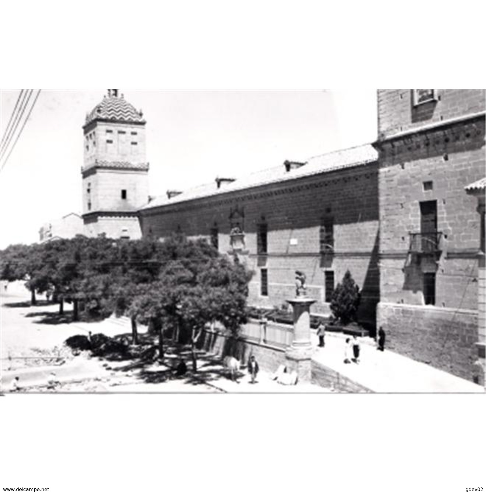 JNTP7812-LFTD7401.Tarjeta Postal De JAEN.Edificios,arboles,torre,personas Y El HOSPITAL DE SANTIAGO En UBEDA - Jaén