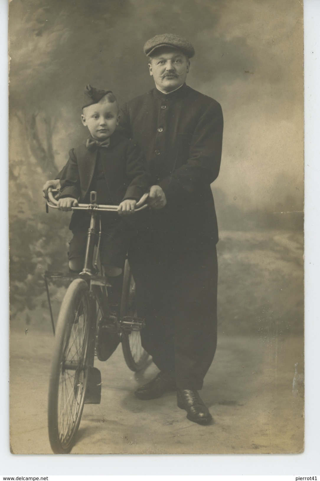 ENFANTS - VELO - Belle Carte Photo Portrait Petit Garçon Sur Bicyclette Avec Son Papa - Portraits