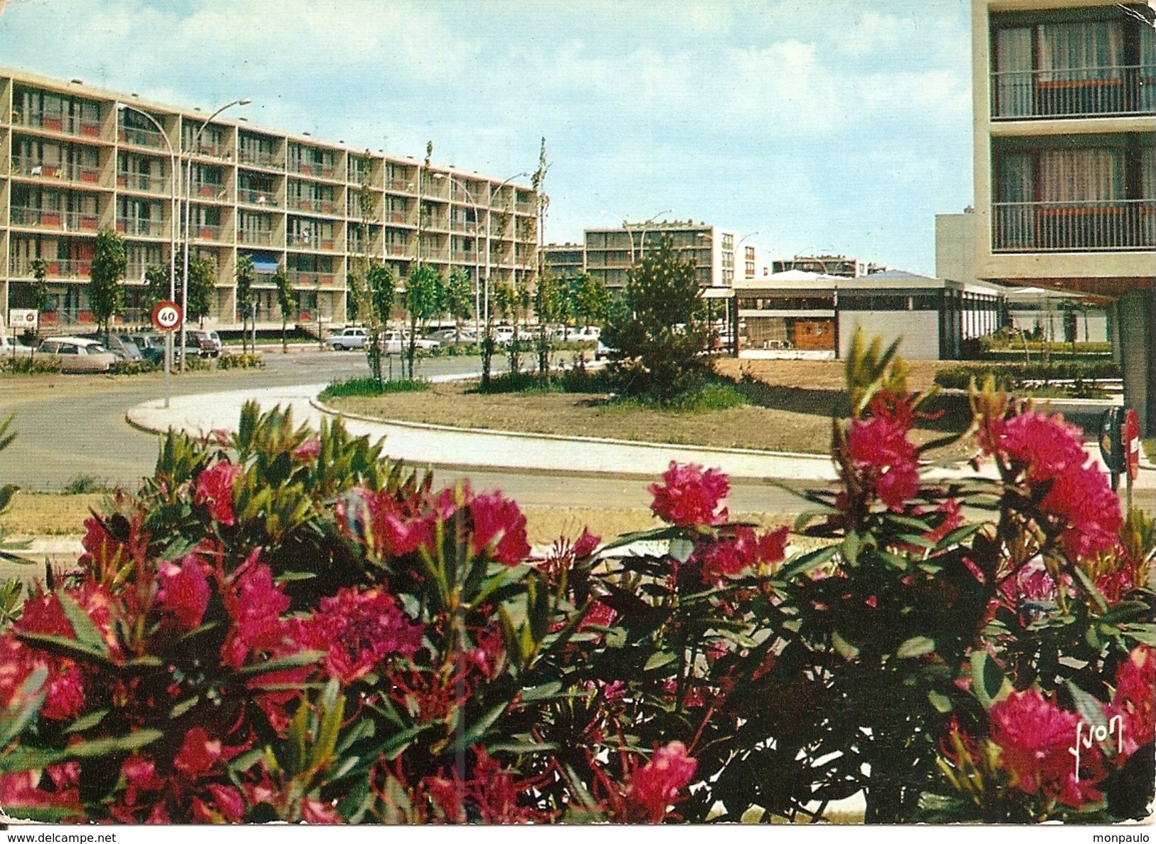 78. CPM. Yvelines. Vélizy-Villacoublay. Avenue De Savoie. Résidence Mozart (autos, DS, 2CV, 4L, Simca) - Velizy