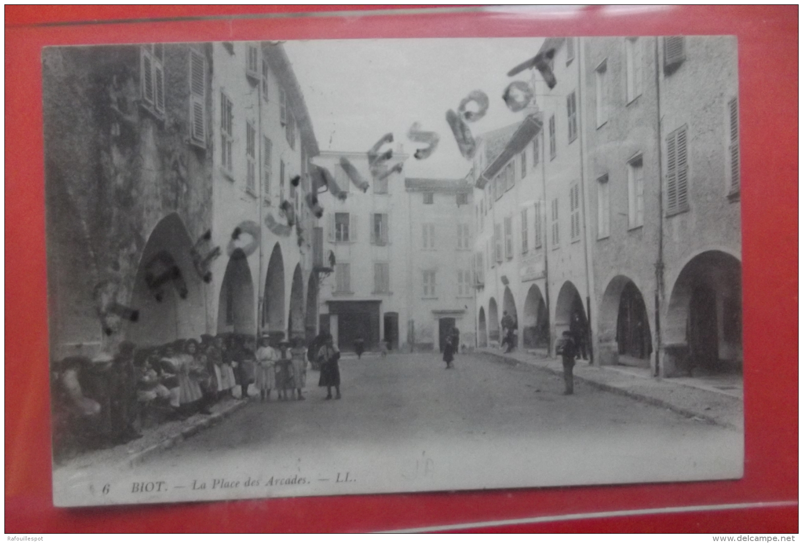 C P Biot La Place Des Arcades Animé N 6 Cliche Peu Courant - Biot