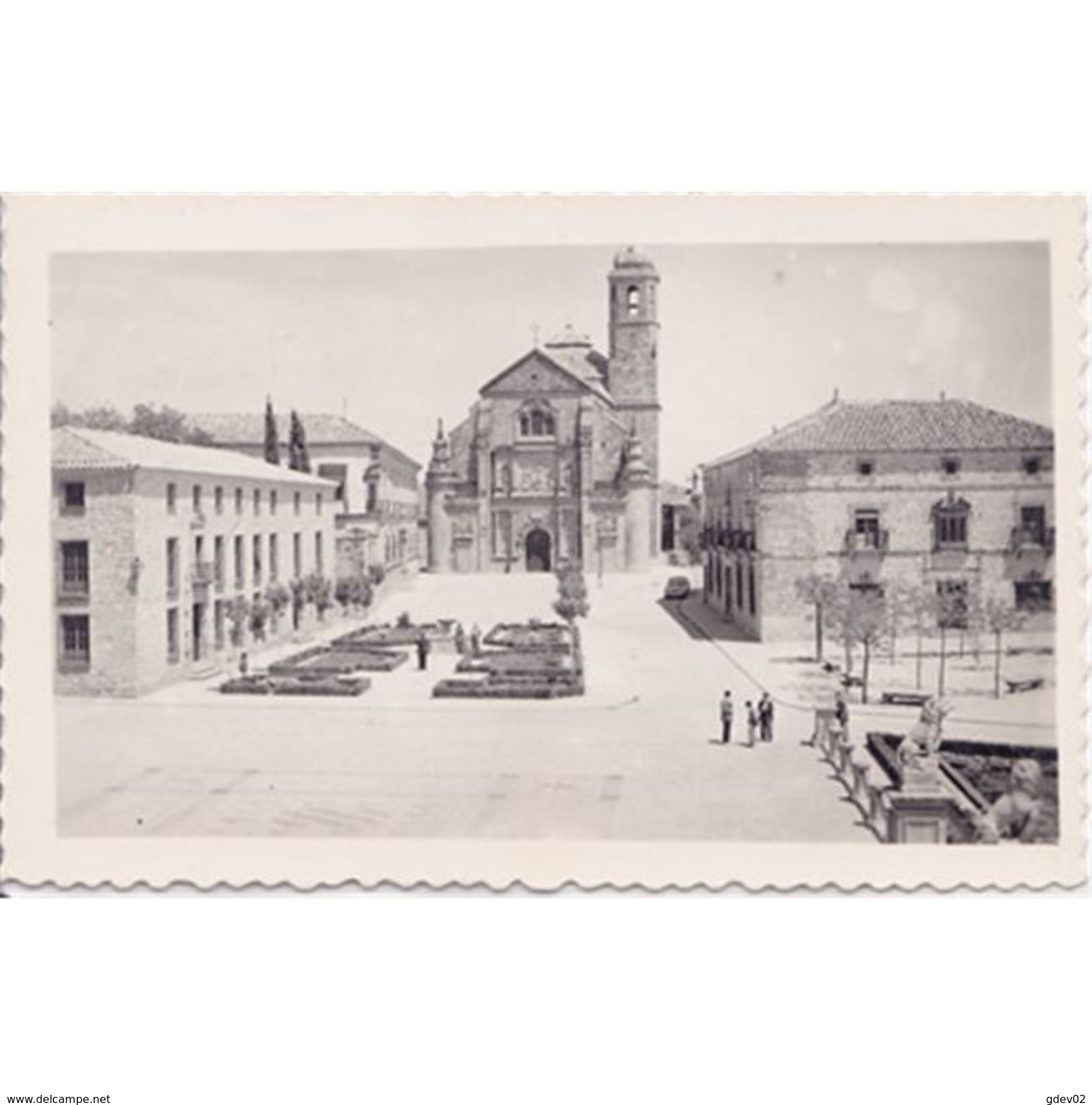 JNTP7823-LFTD9230.Tarjeta Postal De JAEN.Edificios,arboles,IGLESIA Y PLAZA DE VAZQUEZ MOLINA  En UBEDA - Jaén