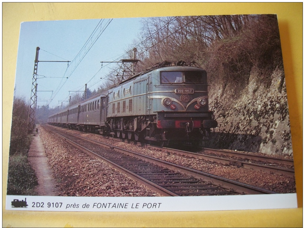 TRAIN 4196 - 2D2 9107 SERIE 9101 A 9135 EN TETE D'UN PARIS-LAROCHE... PRES DE FONTAINE LE PORT- 1978 (SCANS RECTO/VERSO) - Trains