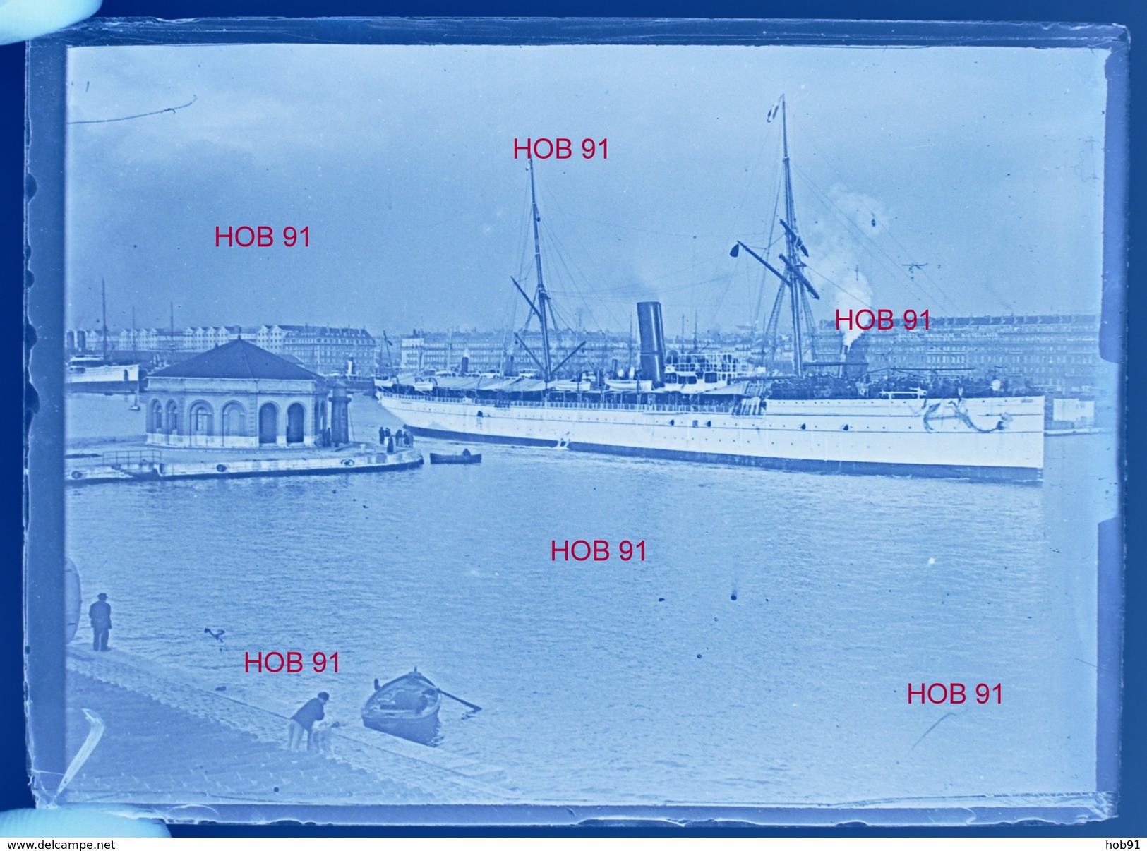 Photographie - Demie Plaque De Verre (9x6,5) - Marseille, Bateau Avec Jetée Avec Batiment Circulaire (B 513-2, Lot 1) - Plaques De Verre