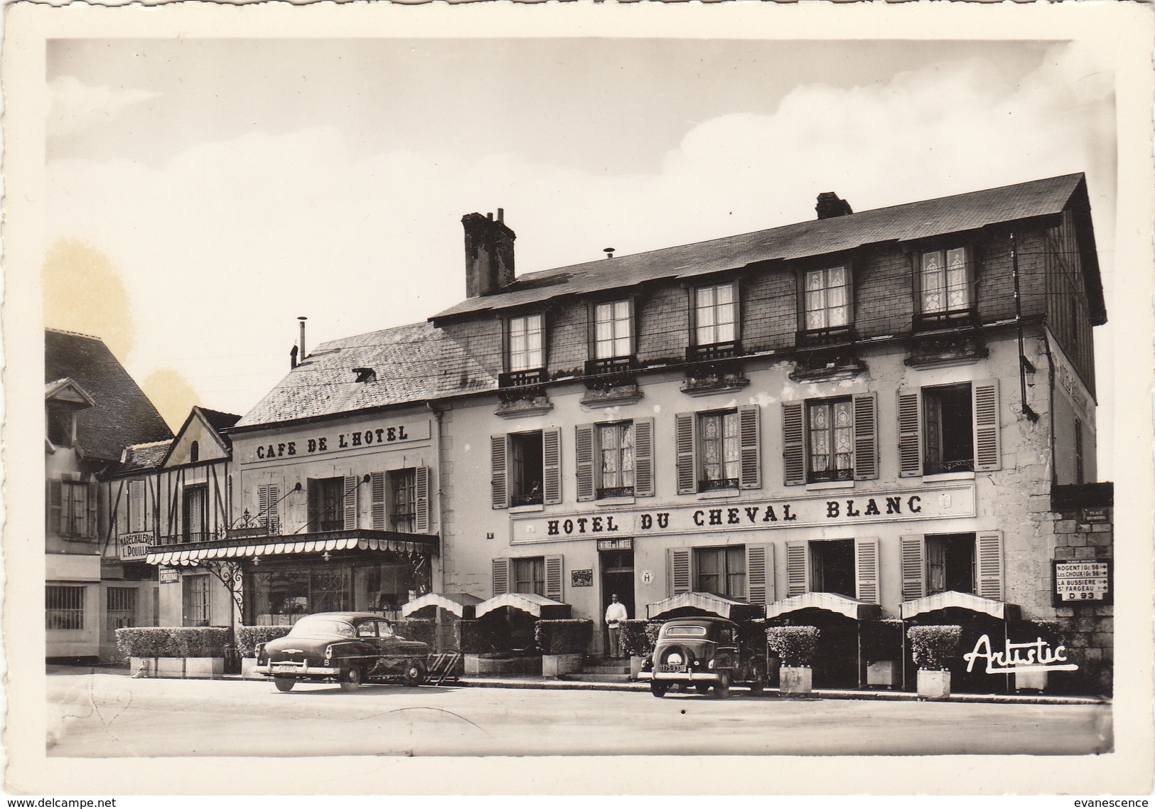 45 Chatillon Coligny : Hotel Du Cheval Blanc  : Vieilles Voitures     /////  REF JANV.17 /// N° 2276 - Chatillon Coligny