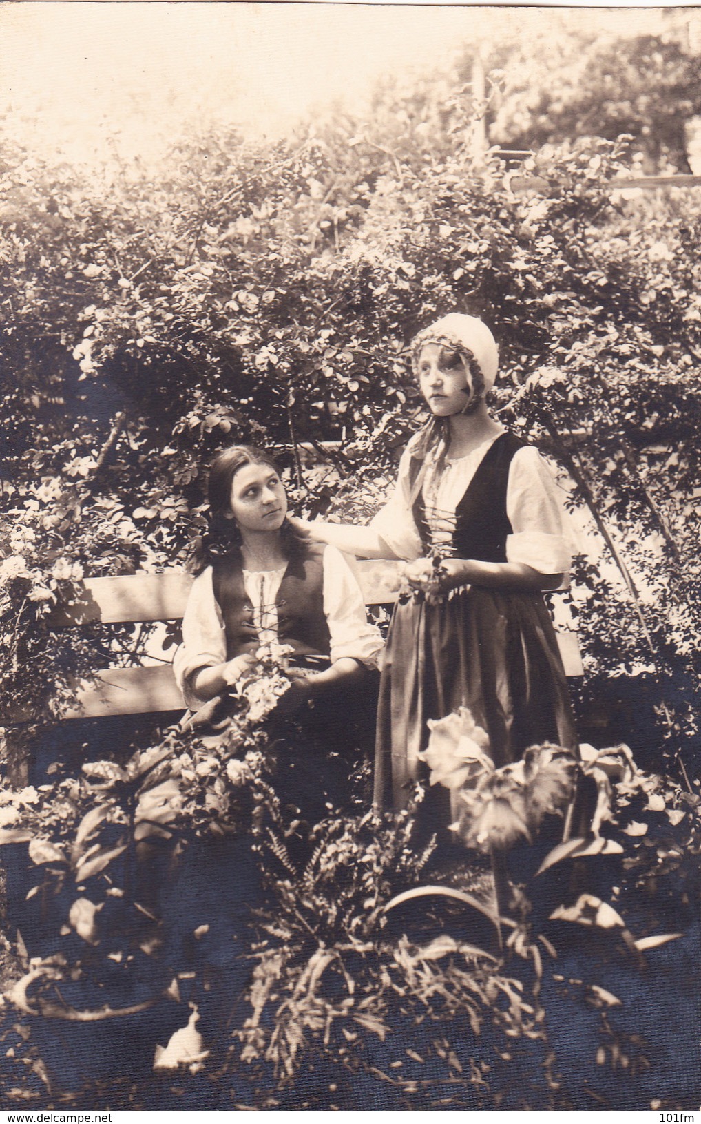 CROATIAN GIRLS IN GARDEN  - ORIGINAL PHOTO CA.1935 - Fotografie