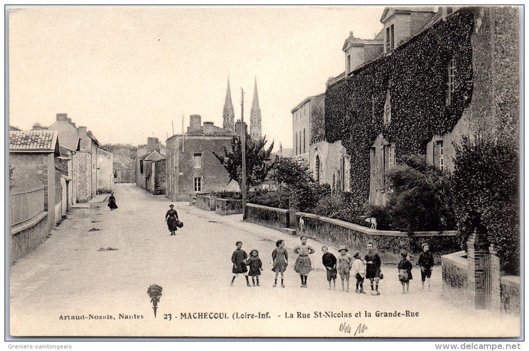 44 MACHECOUL - La Rue Saint Nicolas Et La Grande Rue - Machecoul