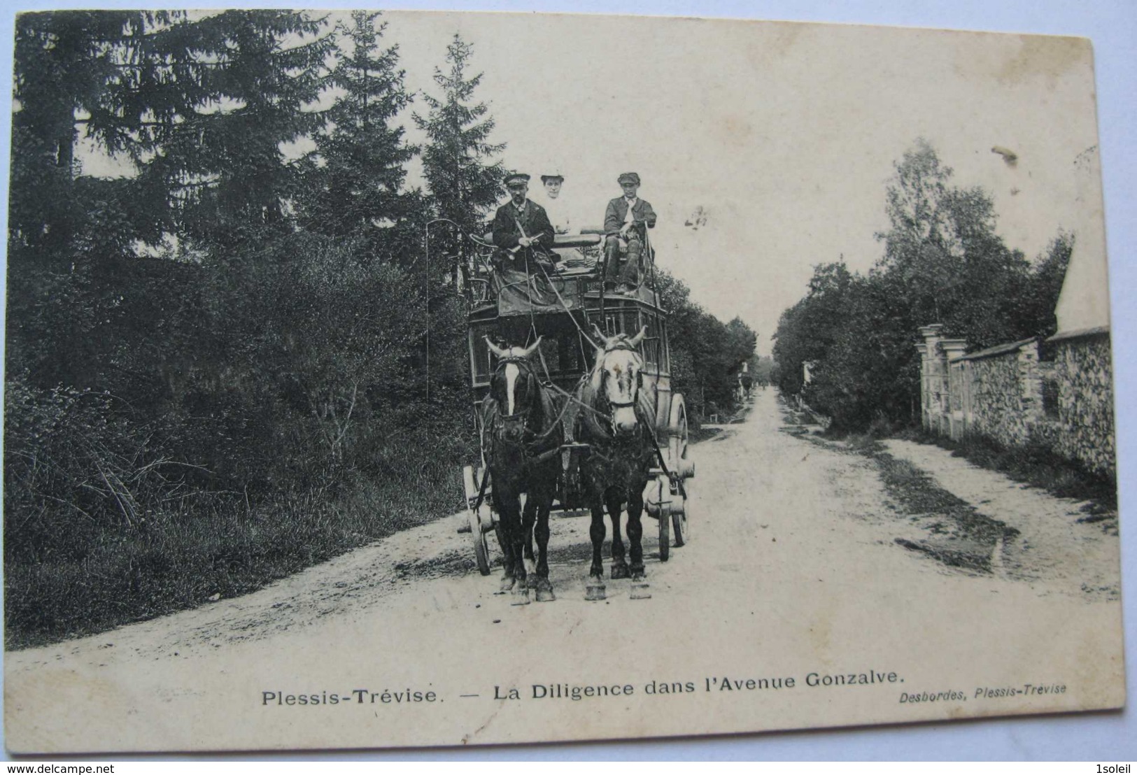 CPA Plessis-Trévise - La Diligence Dans L&rsquo;Avenue Gonzalve - Animé - Attelage - Chevaux - Le Plessis Trevise