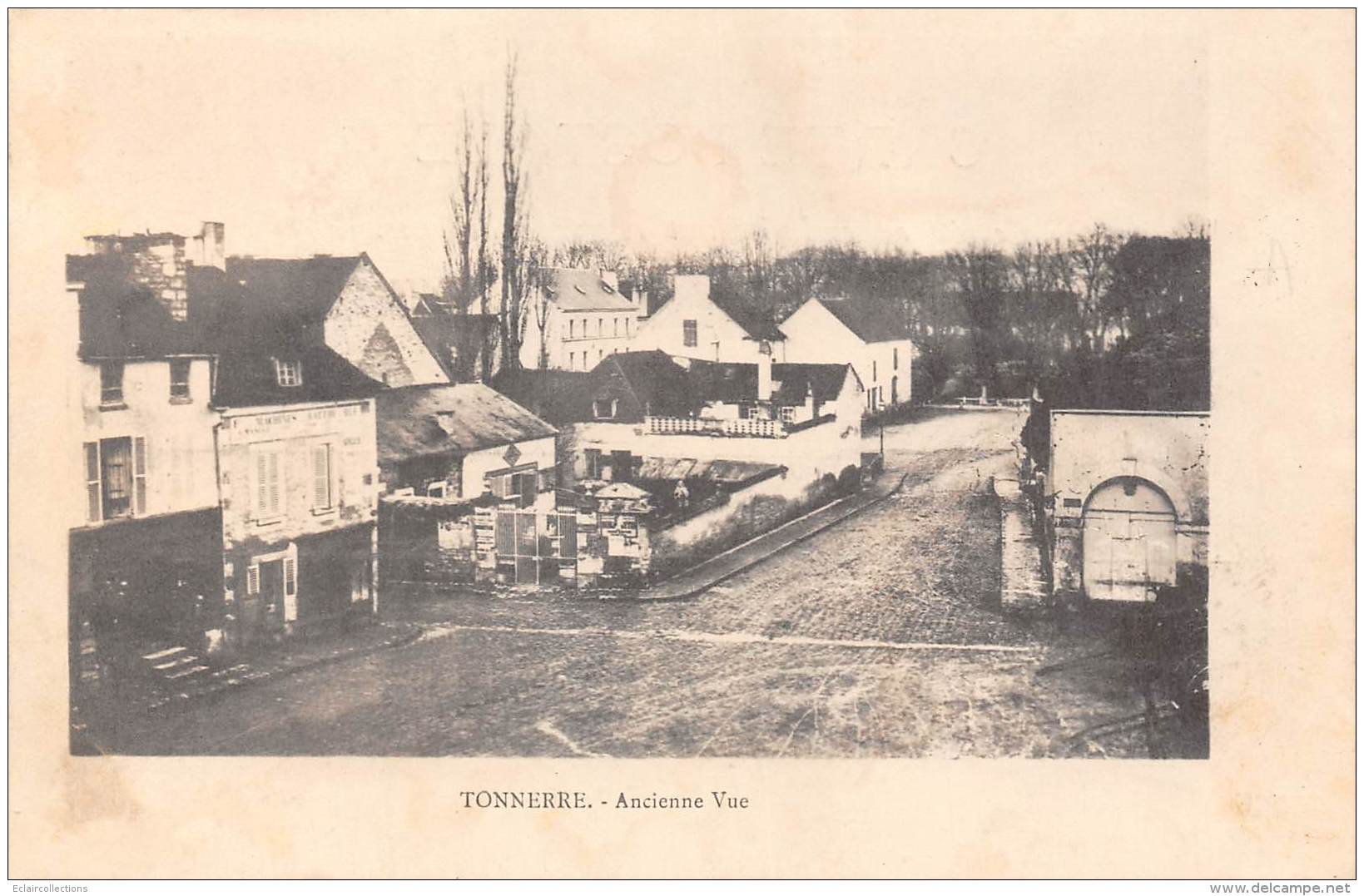 Tonnerre      89        Vue Sur Un Quartier Ancien    - Décollée -     (voir Scan) - Tonnerre