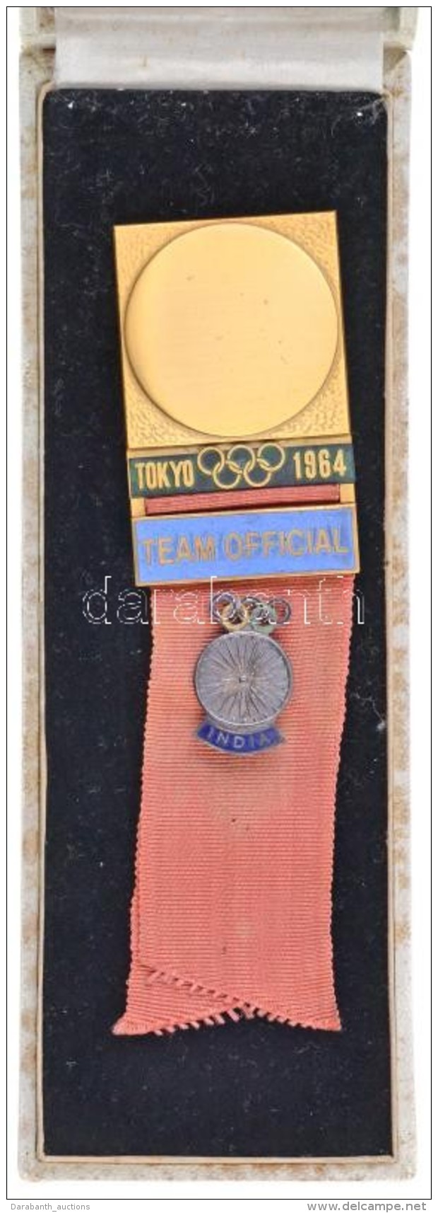 Jap&aacute;n 1964. 'Tokyo 1964. / Team Official' Aranyozott, F&eacute;m Olimpiai Jelv&eacute;ny Szalaggal... - Unclassified
