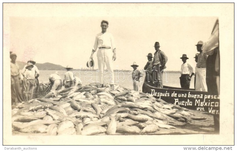 ** T2 Puerto Mexico, Despues De Una Buena Pesca / Fishermen After A Good Catch, Photo - Unclassified