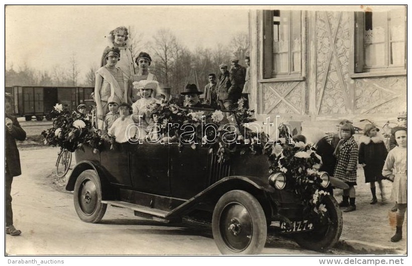 ** T2 Automobile In Festive Decoration, Beauty Pageant (?) Group Photo - Ohne Zuordnung