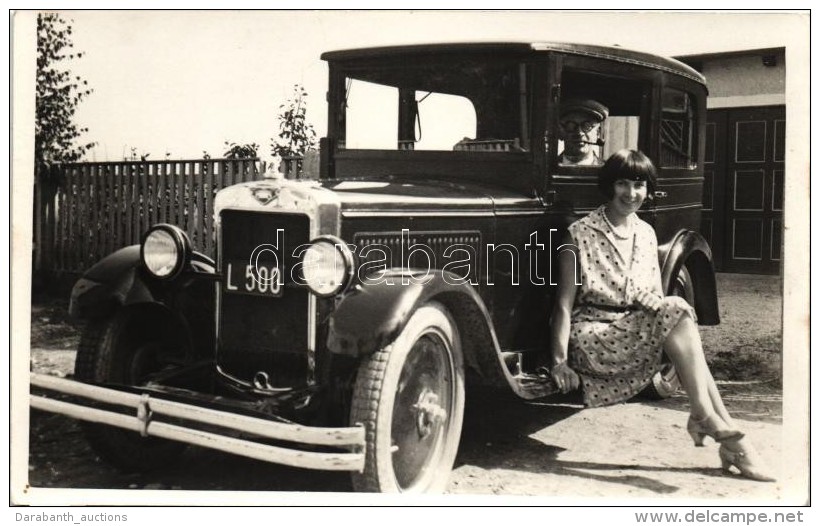 * T1/T2 1945 Old Automobile In Linz, Photo - Unclassified