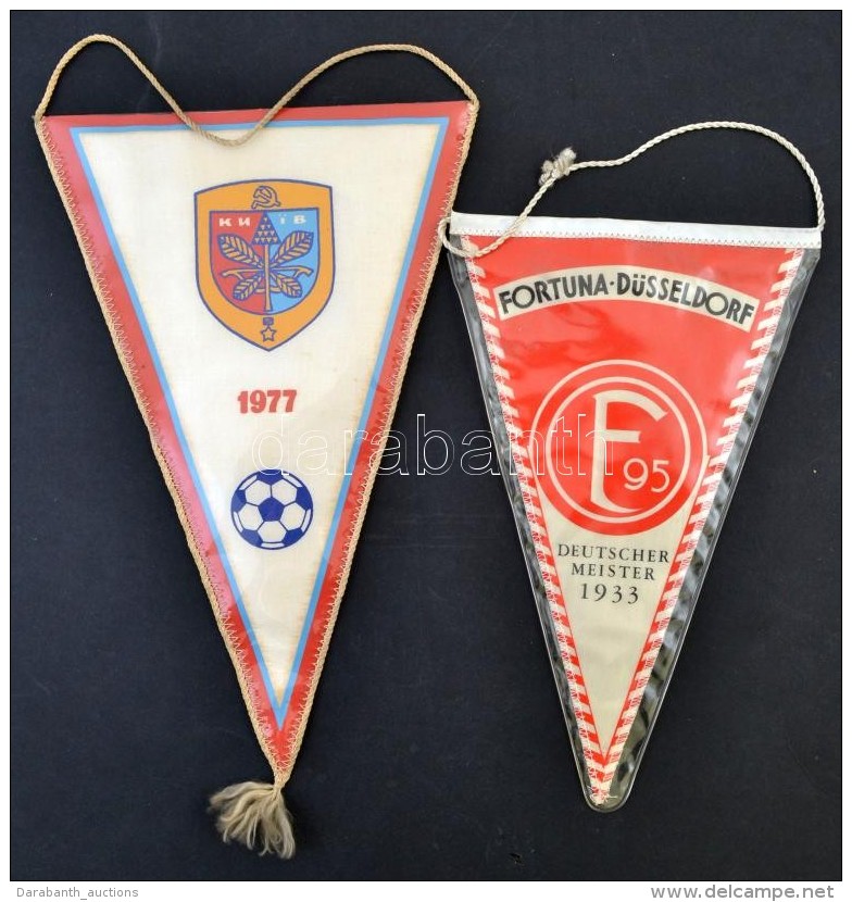 2 Db Futballz&aacute;szl&oacute; (Dinamo Kiev, D&uuml;sseldorf), H: 27 &eacute;s 31 Cm - Other & Unclassified