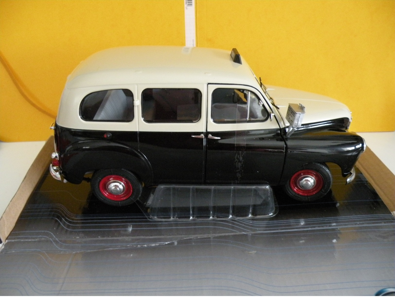 Renault, Colorale 1953 - Métal Neuf Avec Boite - 1/18 Solido - Solido