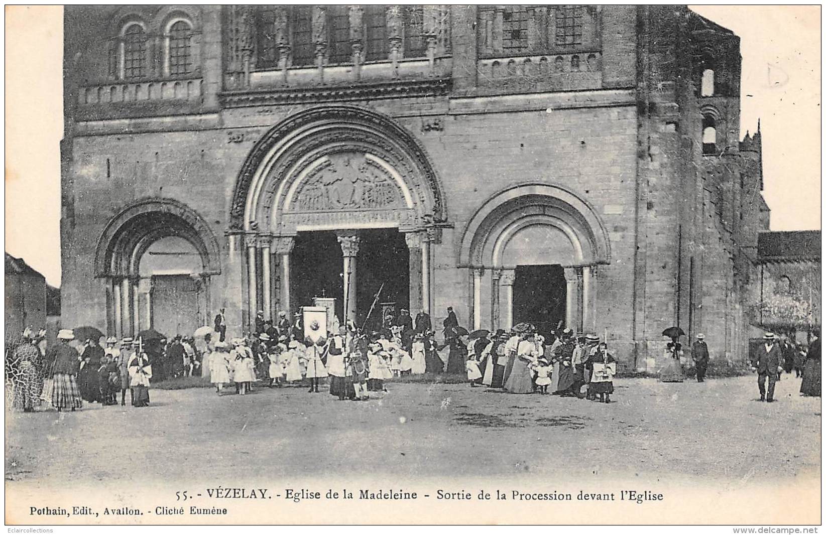 Vezelay       89     Eglise De La Madeleine.  Sortie De La Procession      (voir Scan) - Vezelay