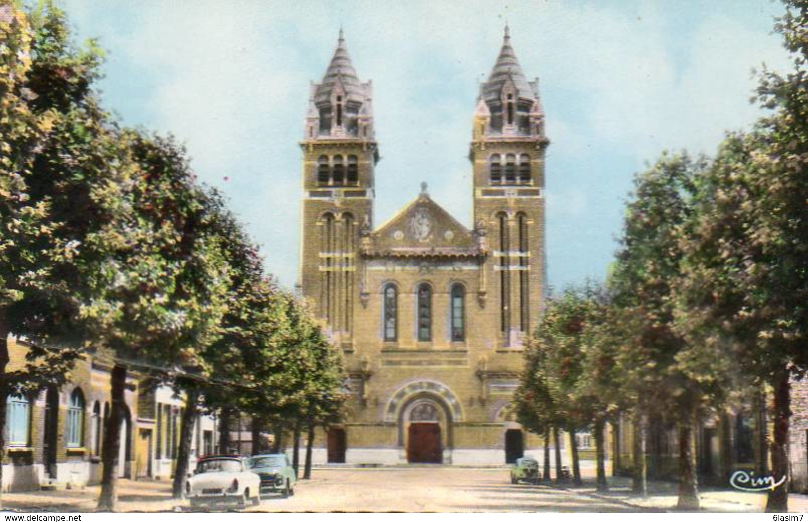 CPSM Dentelée - MERVILLE (59) - Aspect De L'Avenue De L'Eglise Dans Les Années 50 / 60 - Merville