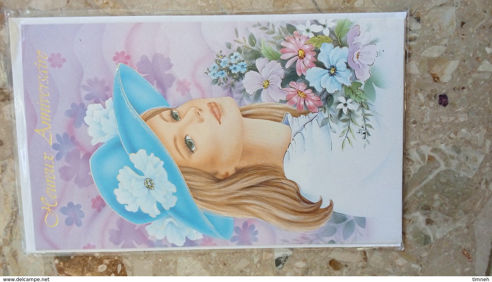 Carte Double - Heureux Anniversaire - FEMME AU CHAPEAU - Entourée De FLEURS - Autres & Non Classés