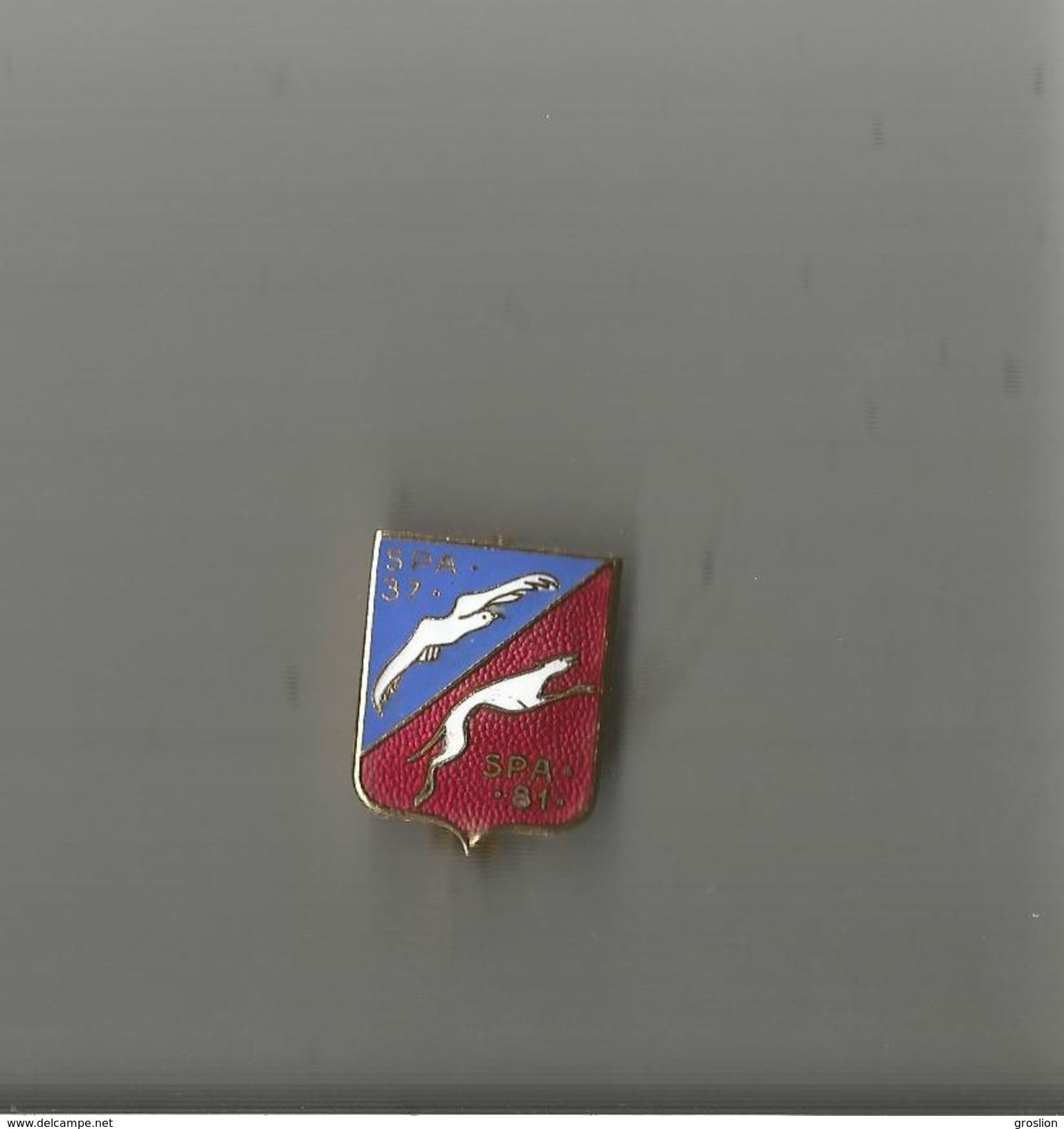 INSIGNE MILITAIRE ESCADRON DE CHASSE 01.004 DAUPHINE .VAUTOUR LEVRIER  (ARMEE DE L'AIR) - Armée De L'air