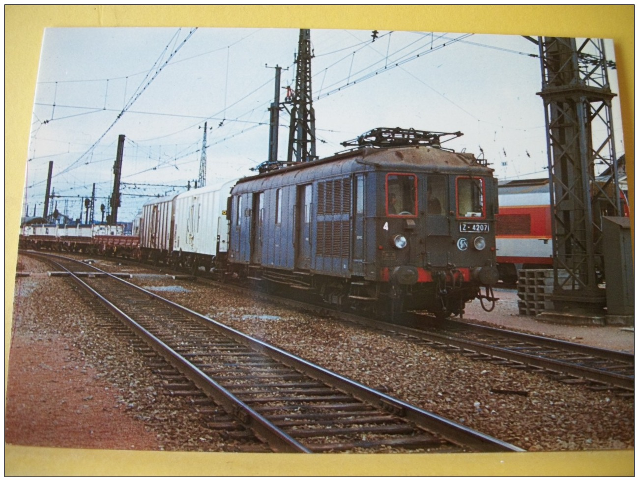 TRAIN 4574 - LES FOURGONS AUTOMOTEURS DE LA CIE DU MIDI...LE Z-4207 EST VU EN 1973 EN MANOEUVRES TRIAGE R.A. DE BORDEAUX - Trains