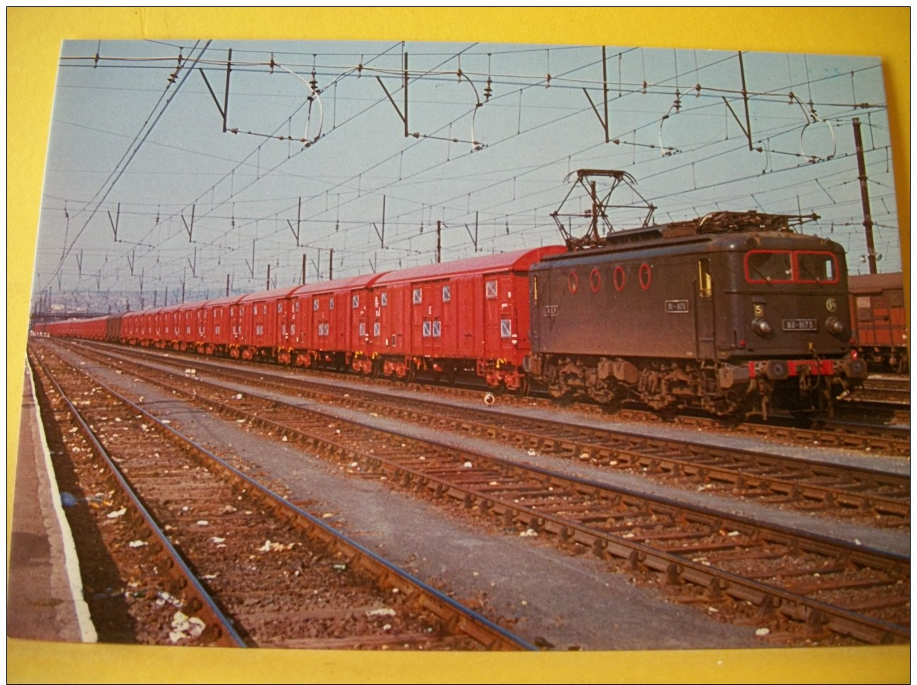 TRAIN 4576 - LE RAYON D'... LA BB 8173 DEMARRE ICI DE NARBONNE EN TETE D'UN TRAIN DE PRIMEURS POUR LA REGION PARISIENNE - Trains