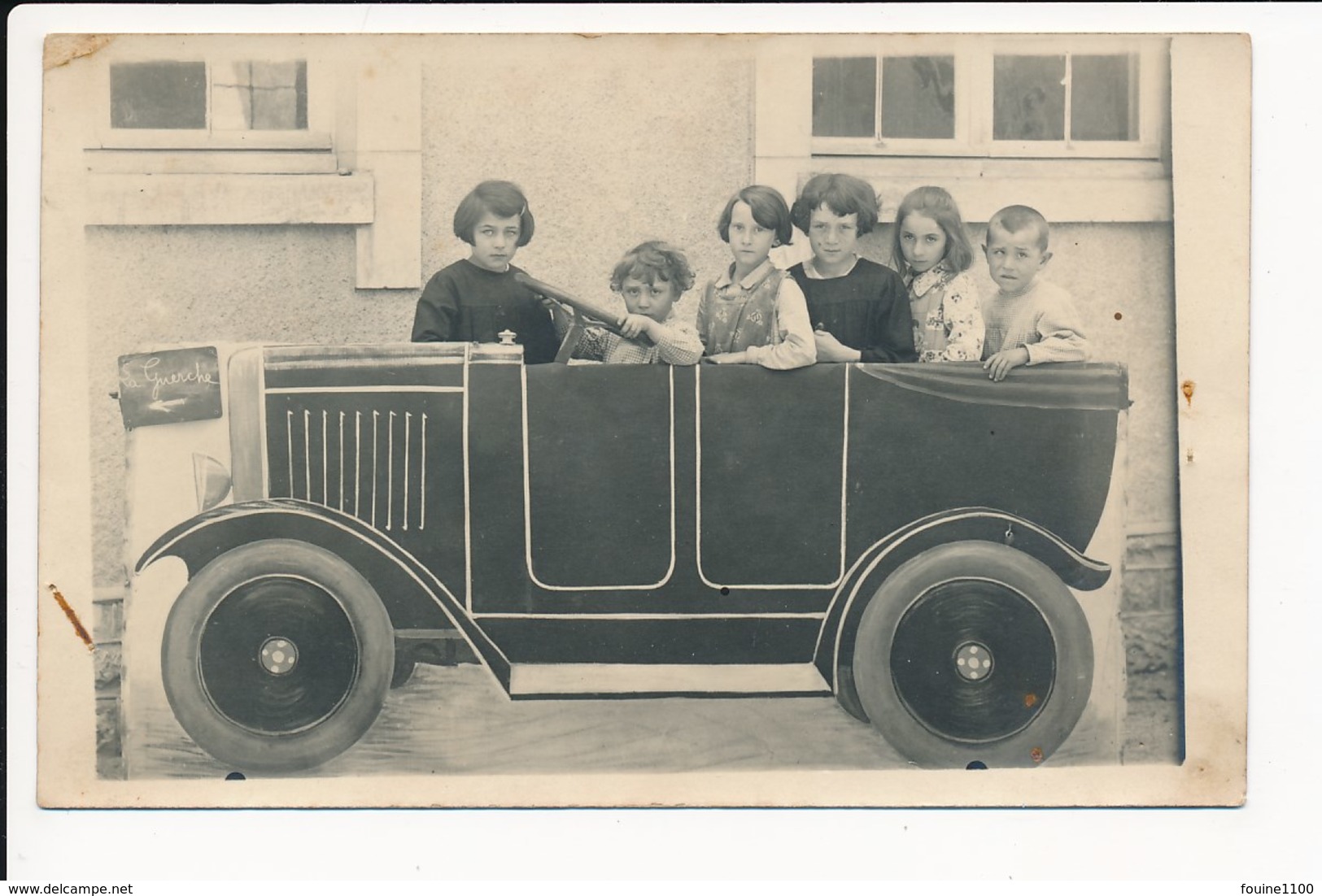 Carte Photo Surréaliste Surréalisme Enfants Dans Une Voiture Décor Avec Pancarte De LA GUERCHE à Voir .... - La Guerche Sur L'Aubois