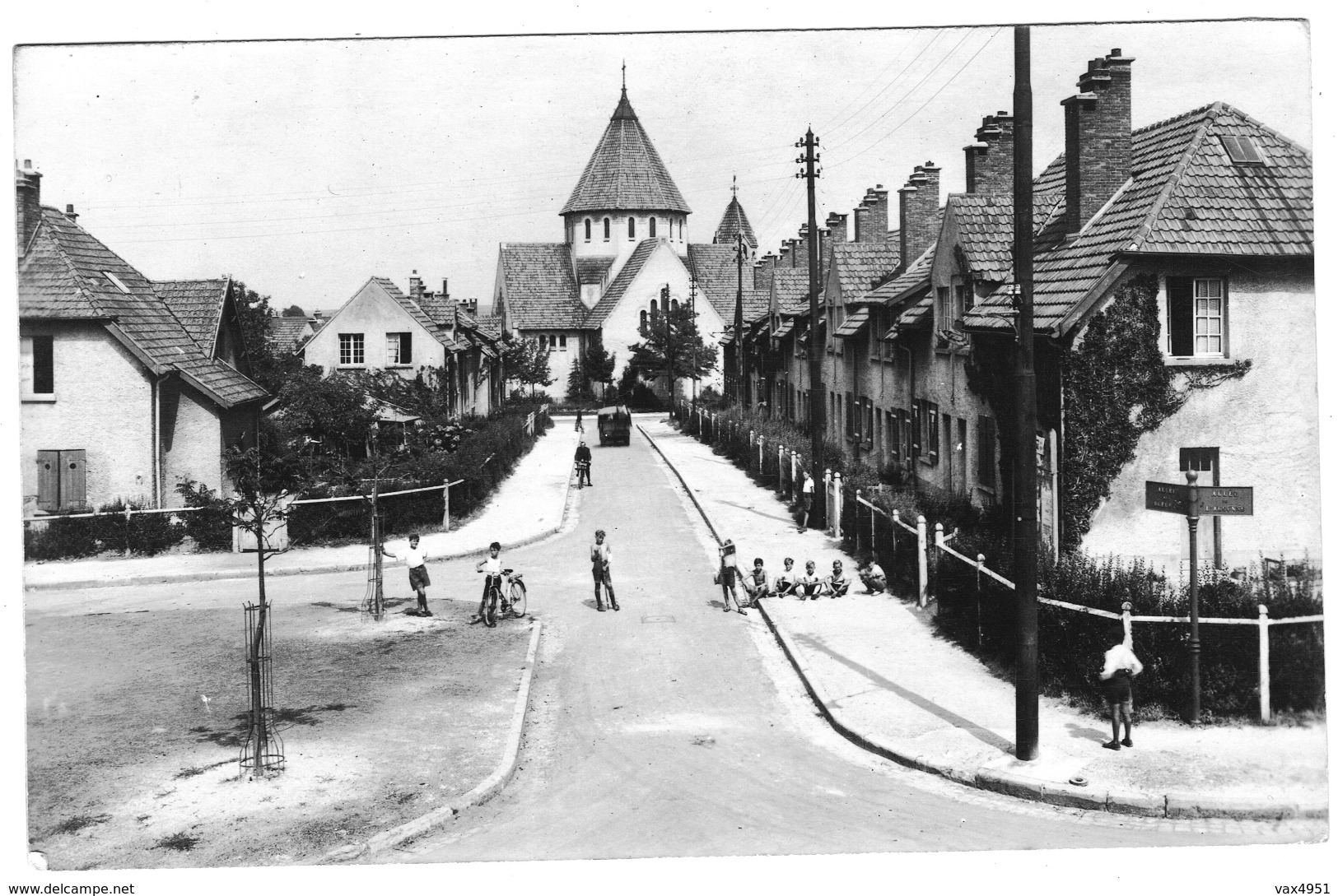 REIMS FOYER REMOIS  ALLEE DES BLEUETS   ****       A  SAISIR ******* - Reims