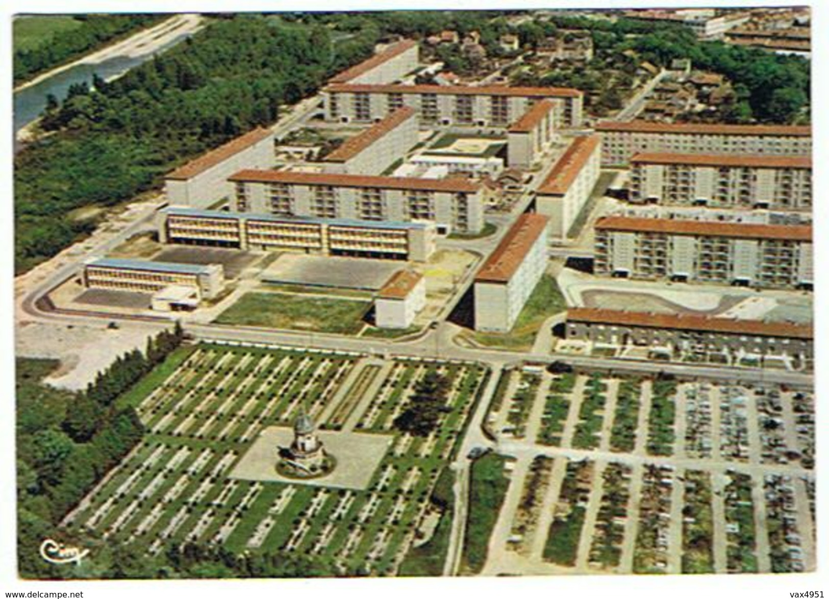 VITRY LE FRANCOIS VUE GENERALE LA FAUVARGE HLM ET LE CIMETIERE MILITAIRE  ***   A  SAISIR ******* - Vitry-le-François