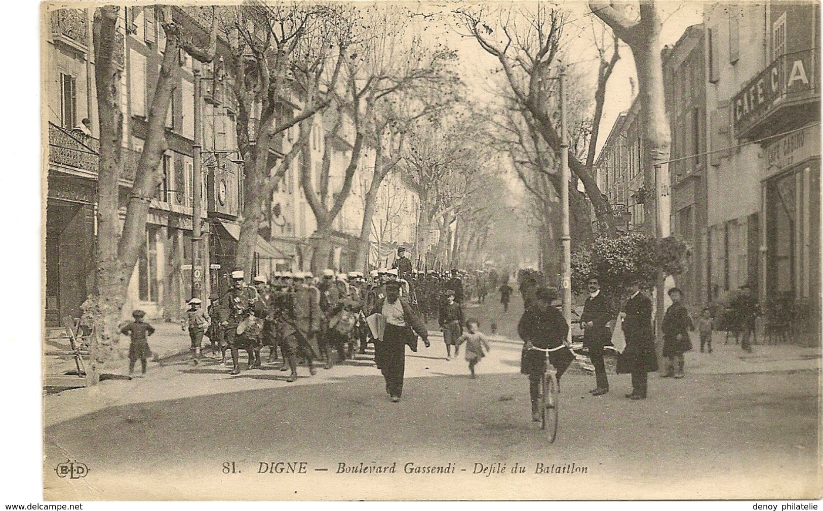 04/ Digne - Boulevard Gassendi - Défilé Du Bataillon (légion ?) Marchand De Journeaux - Digne