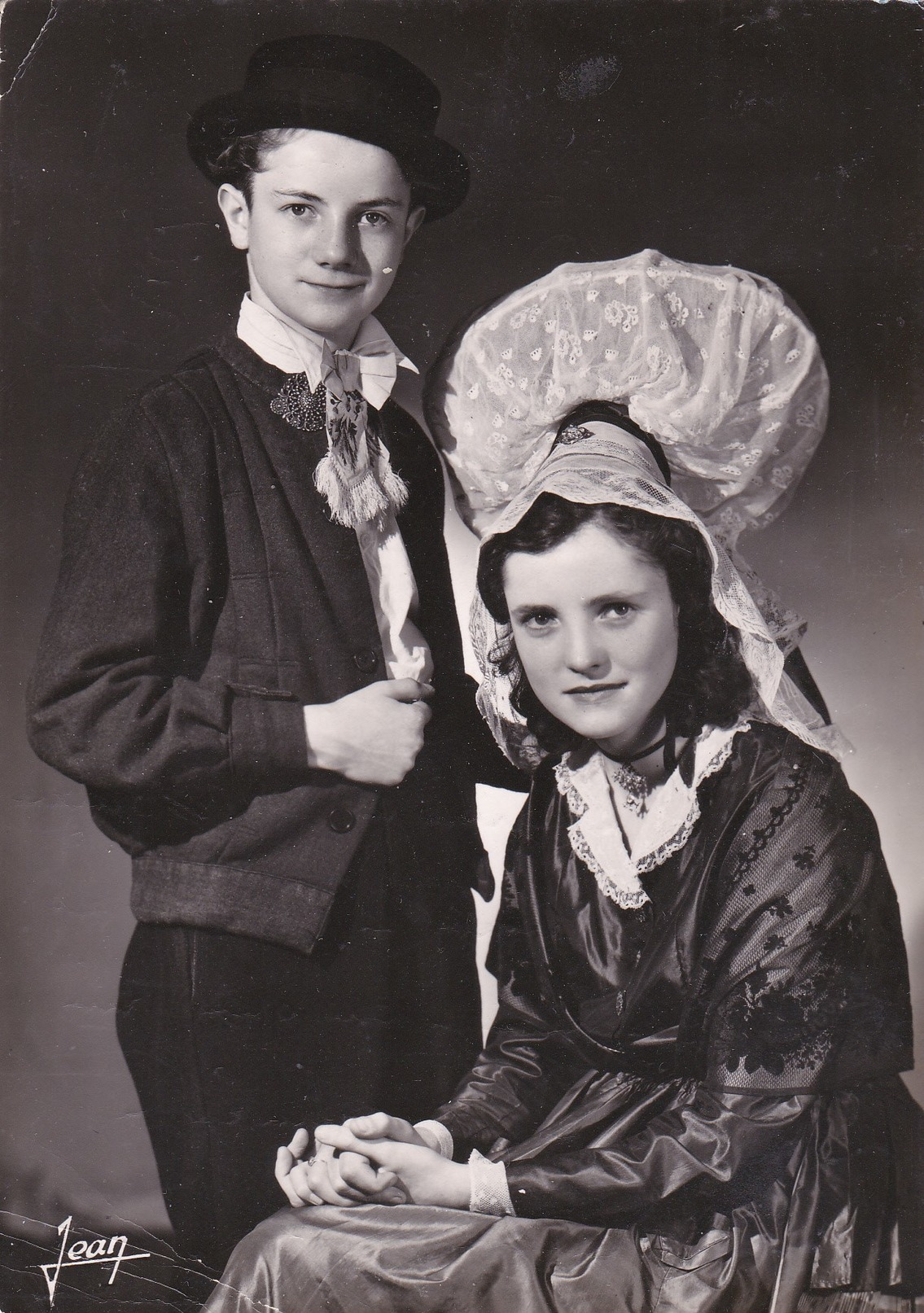 LA NORMANDIE - Costumes De La Bourgeoisie Rurale Du Sud De La Manche Vers 1850 - Costumes