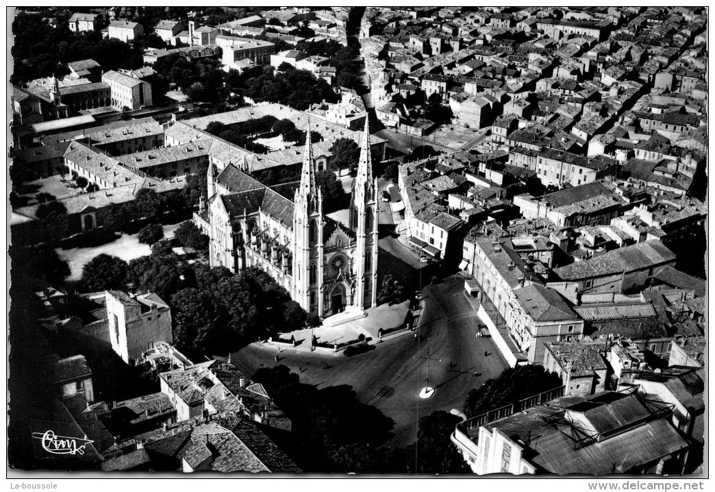 30 NIMES - Vue Aérienne De La Place Des Carmes - Nîmes