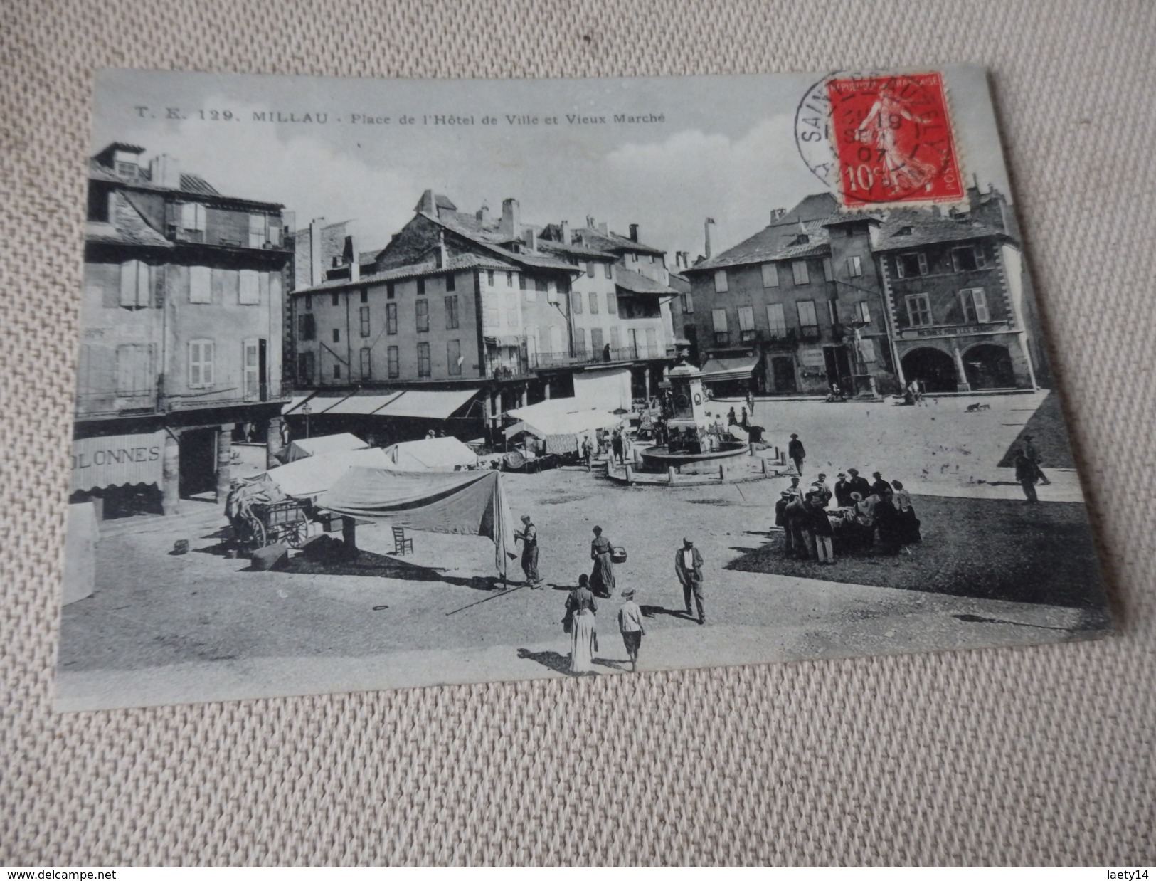 AVEYRON - MILLAU - Place De L'hôtel De Ville Et Vieux Marché - Millau