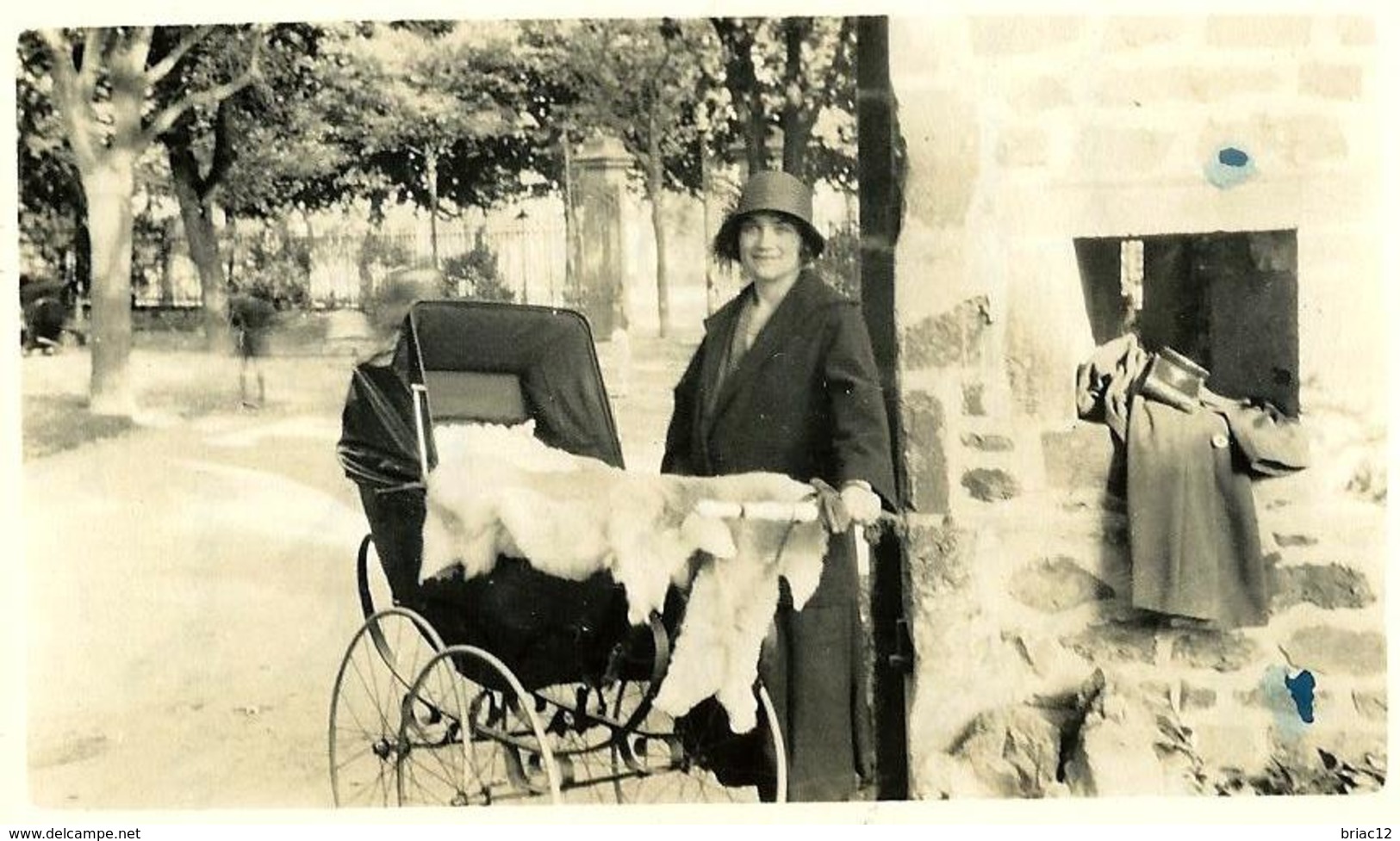 Photo  Originale D'un Landau En Gros Plan Au Jardin Des Plantes à Paris - Places