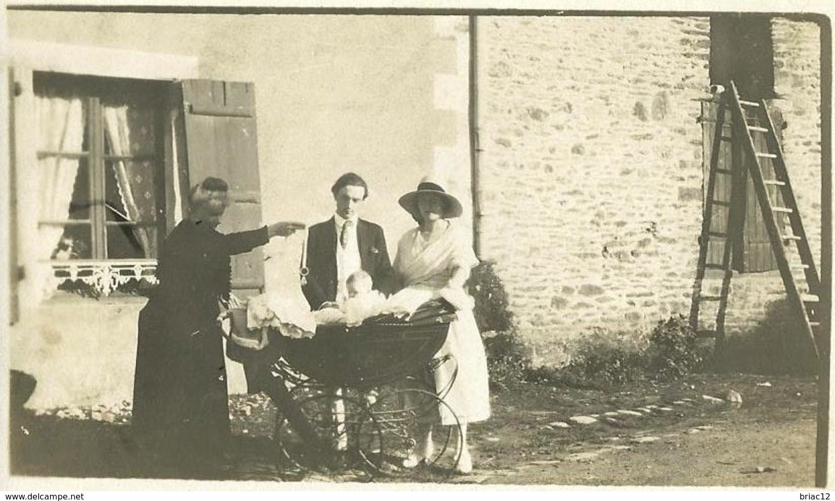 Photo  Originale D'un Landau En Gros Plan Devant Une Maison De Lohéac (35) - Places