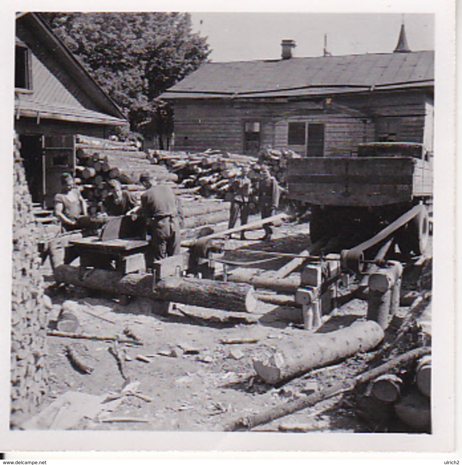 Foto Deutsche Soldaten - Holzarbeiten Sägewerk Mit LKW-Antrieb - 1942 - 5*5cm (27037) - Krieg, Militär