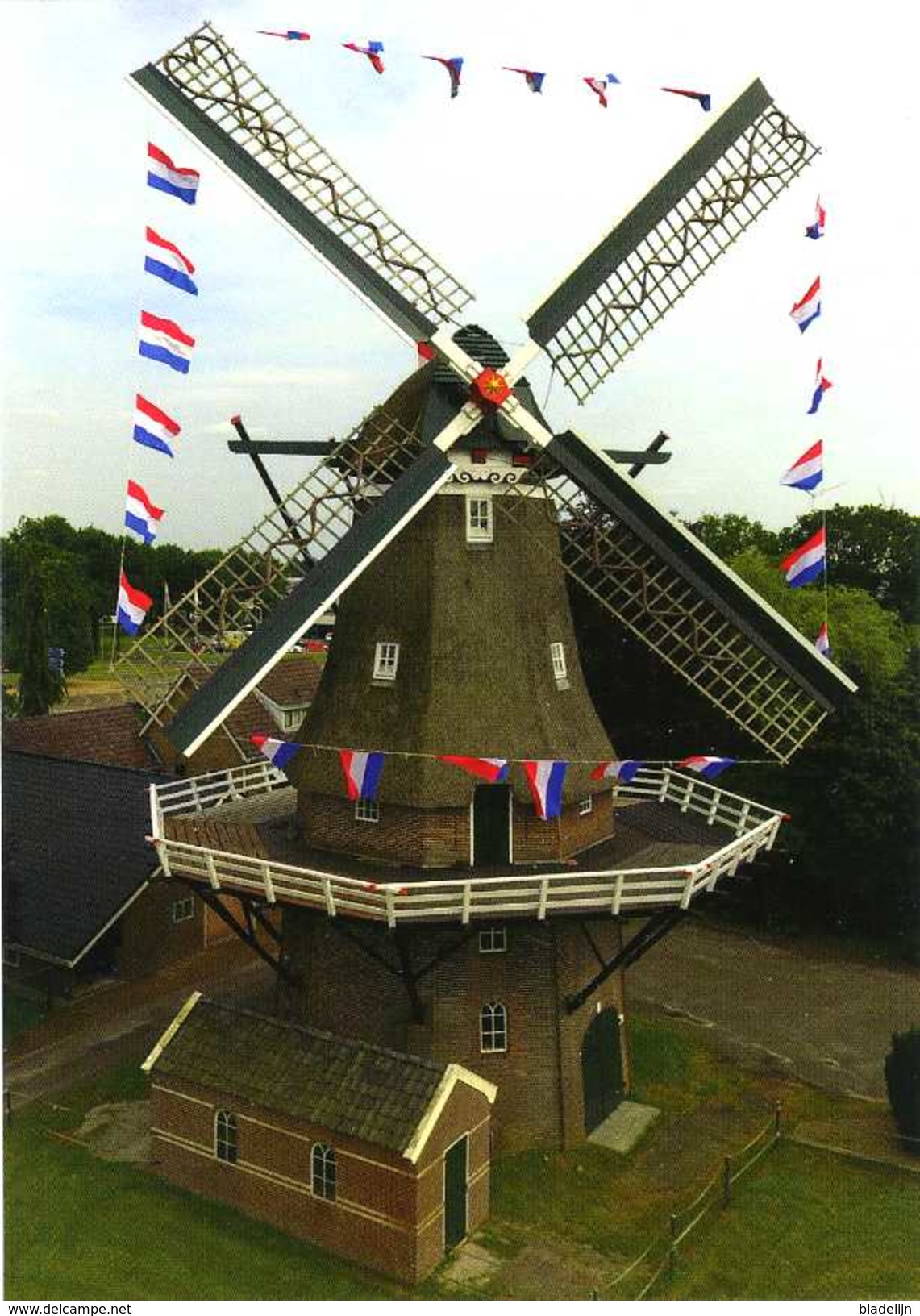 COEVORDEN (Drenthe) - Molen/moulin - Fraaie Close-up Van "De Arend" In Bruidstooi, Gefotografeerd Vanuit Een Drone. TOP! - Coevorden