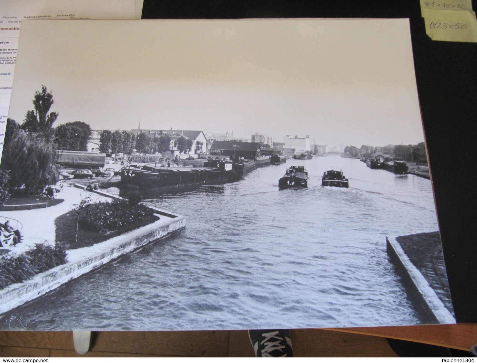 2 Grandes Photos Argentiques Reims à La Belle époque Manifestation Au Bord Du Canal Et Péniches Ets Aubert Voitures Cami - Reims