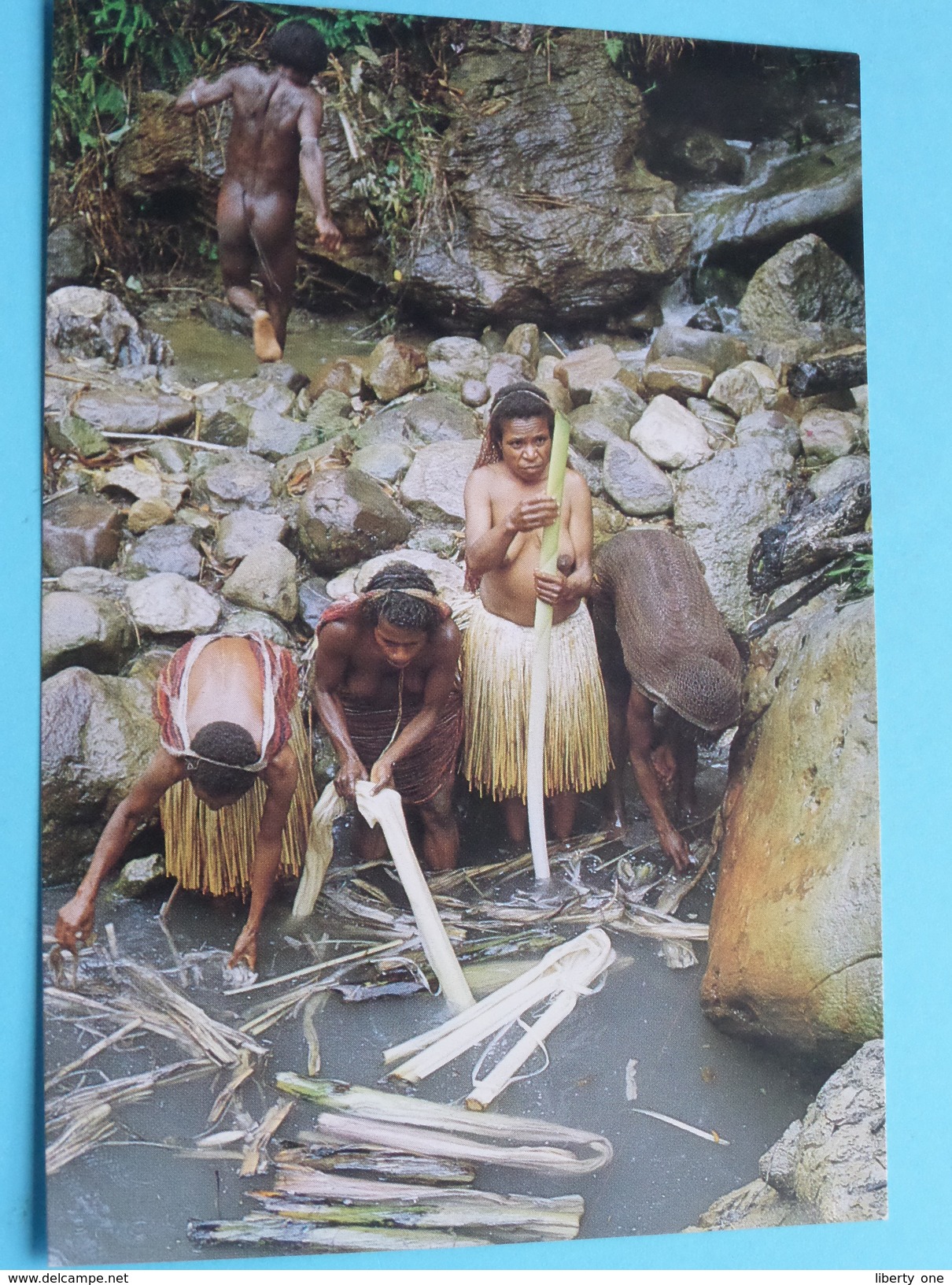 DANI WOMAN COLLECT SALT FROM BRINEPOOL AT LLUERINMA BALIEM VALLEY - IRIAN JAYA () Anno 19?? ( Details Zie Foto´s ) !! - Indonésie