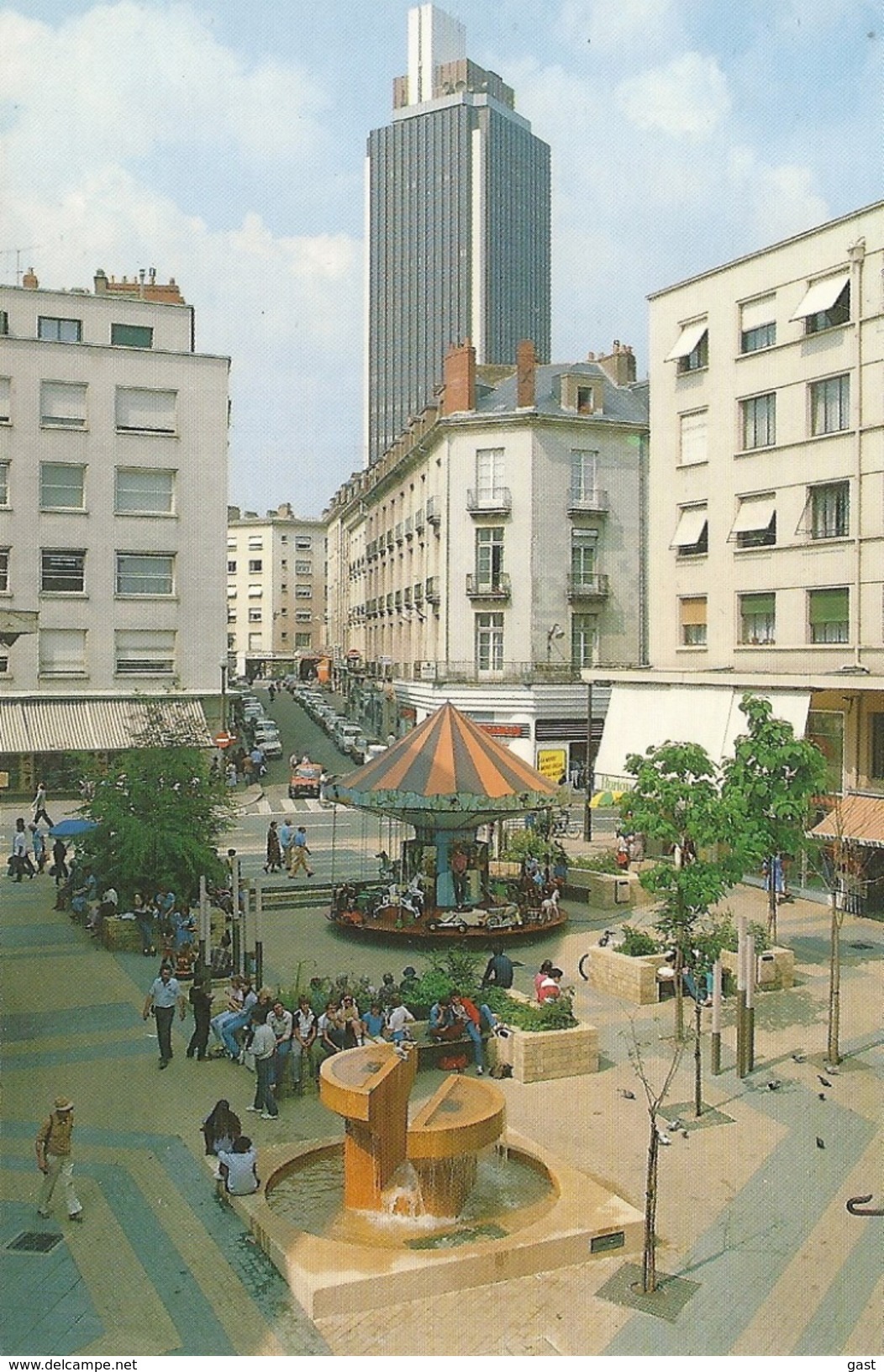 44  NANTES   PLACE  DU  BON  PASTEUR  AVEC  EN FOND LA TOUR DE BRETAGNE - Nantes