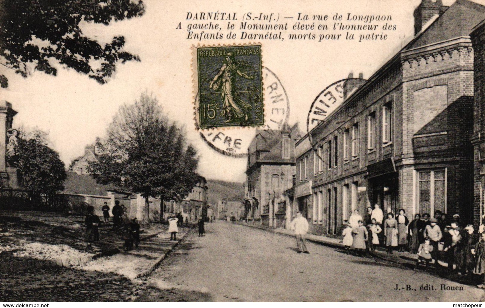 DARNETAL -76- LA RUE DE LONGPAON A GAUCHE LE MONUMENT ELEVE EN L'HONNEUR DES ENFANTS DE DARNETAL MORTS POUR LA PATRIE - Darnétal