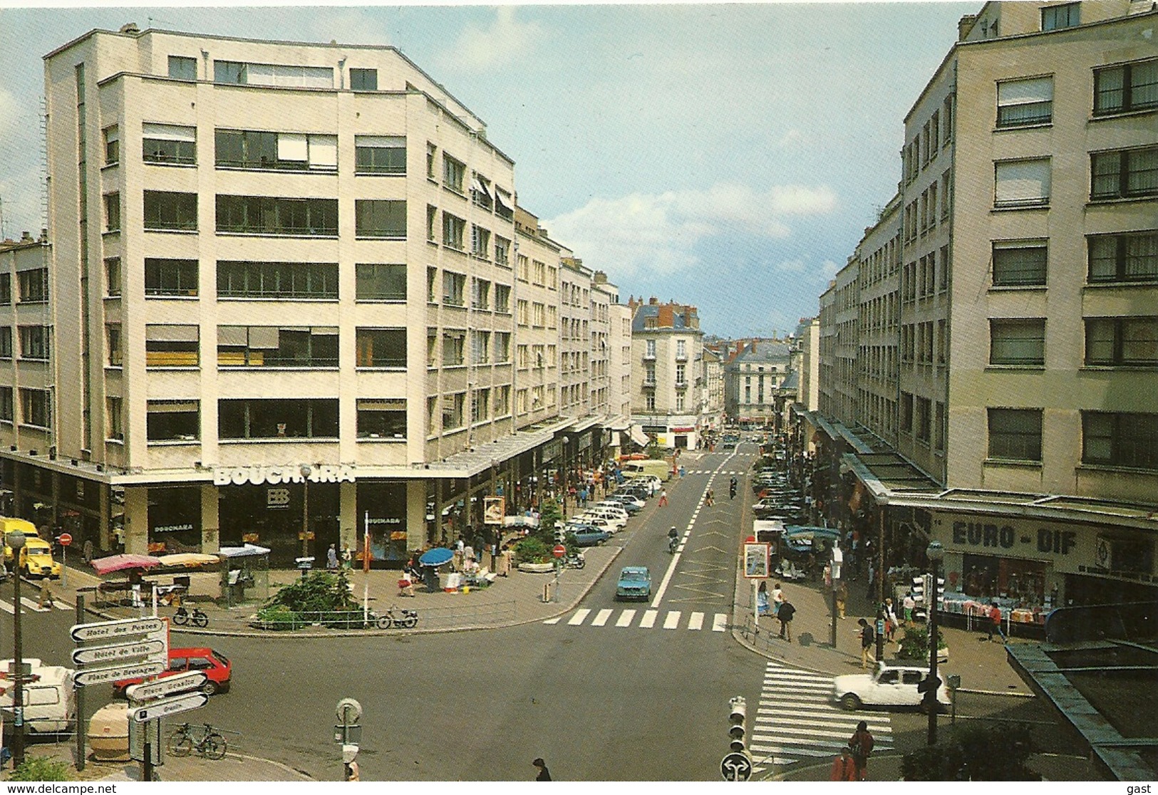 44  NANTES   RUE  DU  CALVAIRE  L UNE  DES PLUS  COMMERCANTES DE LA  VILLE  ( VOITURES DONT 4L Renault -  2CV Citroen - Nantes